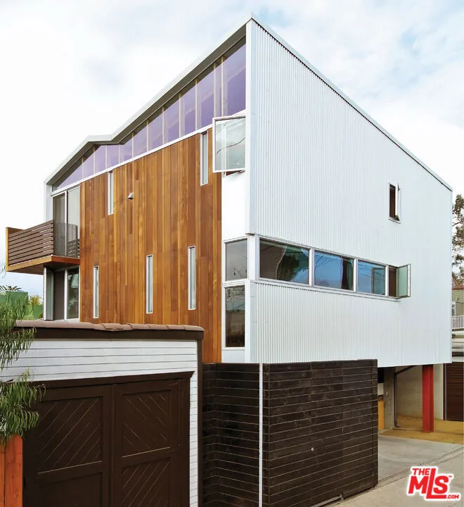 724 Superba Avenue Los Angeles, CA 90291