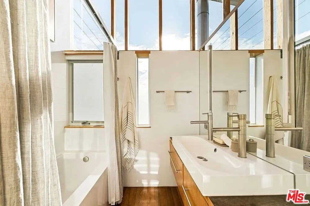 724 Superba Avenue Los Angeles, CA 90291