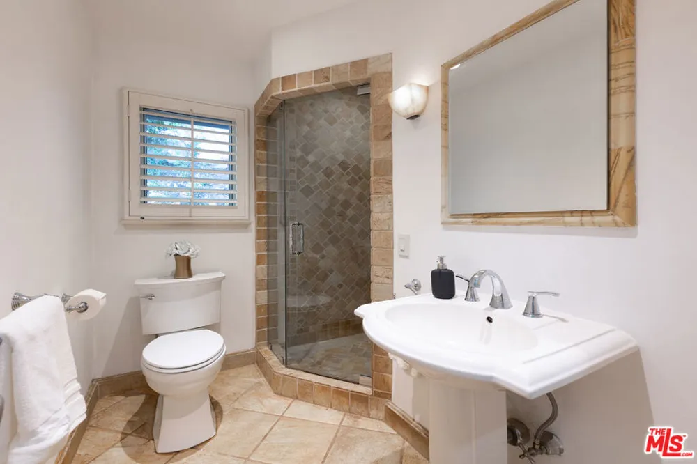 2559 Hutton Drive Los Angeles, CA 90210