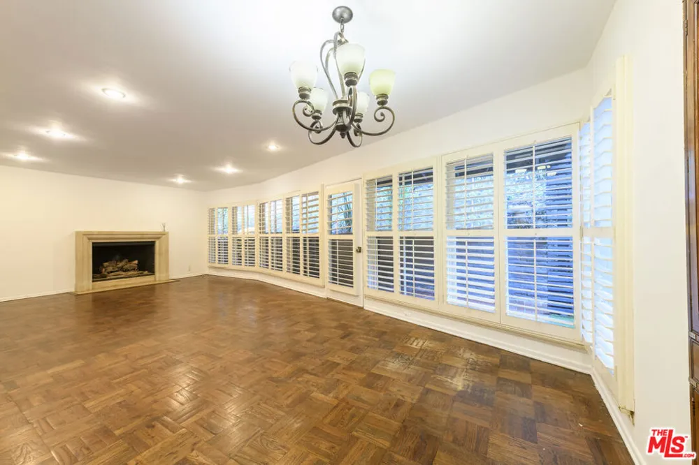 2559 Hutton Drive Los Angeles, CA 90210