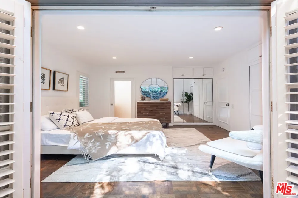 2559 Hutton Drive Los Angeles, CA 90210