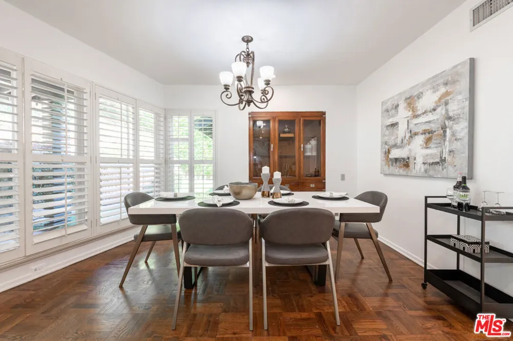 2559 Hutton Drive Los Angeles, CA 90210