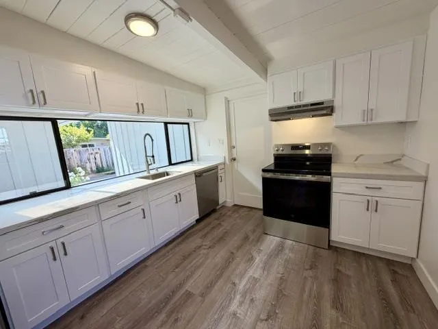 3271 Bryant Street Palo Alto, CA 94306