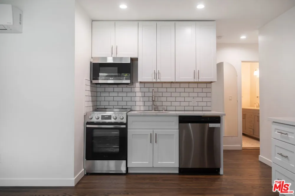 2496 Granville Avenue Los Angeles, CA 90064