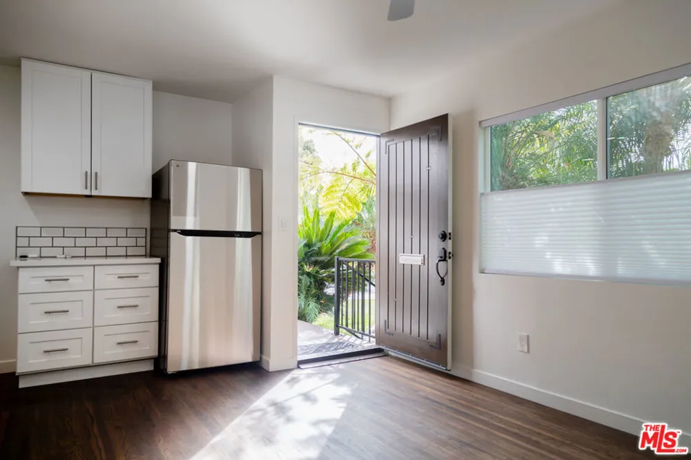 2496 Granville Avenue Los Angeles, CA 90064