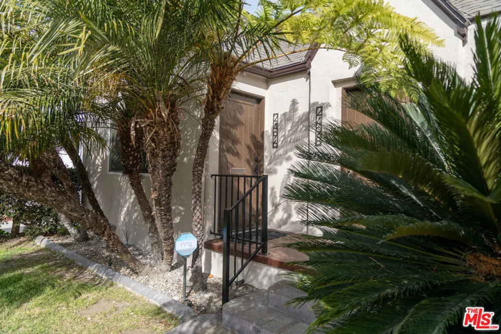 2496 Granville Avenue Los Angeles, CA 90064