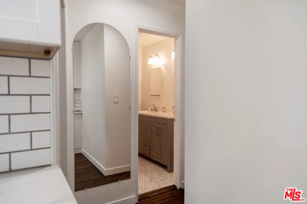 2496 Granville Avenue Los Angeles, CA 90064