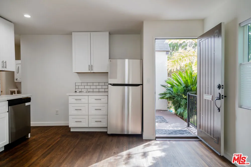 2496 Granville Avenue Los Angeles, CA 90064