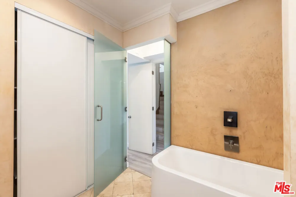 2324 S Beverly Glen Boulevard #305 Los Angeles, CA 90064