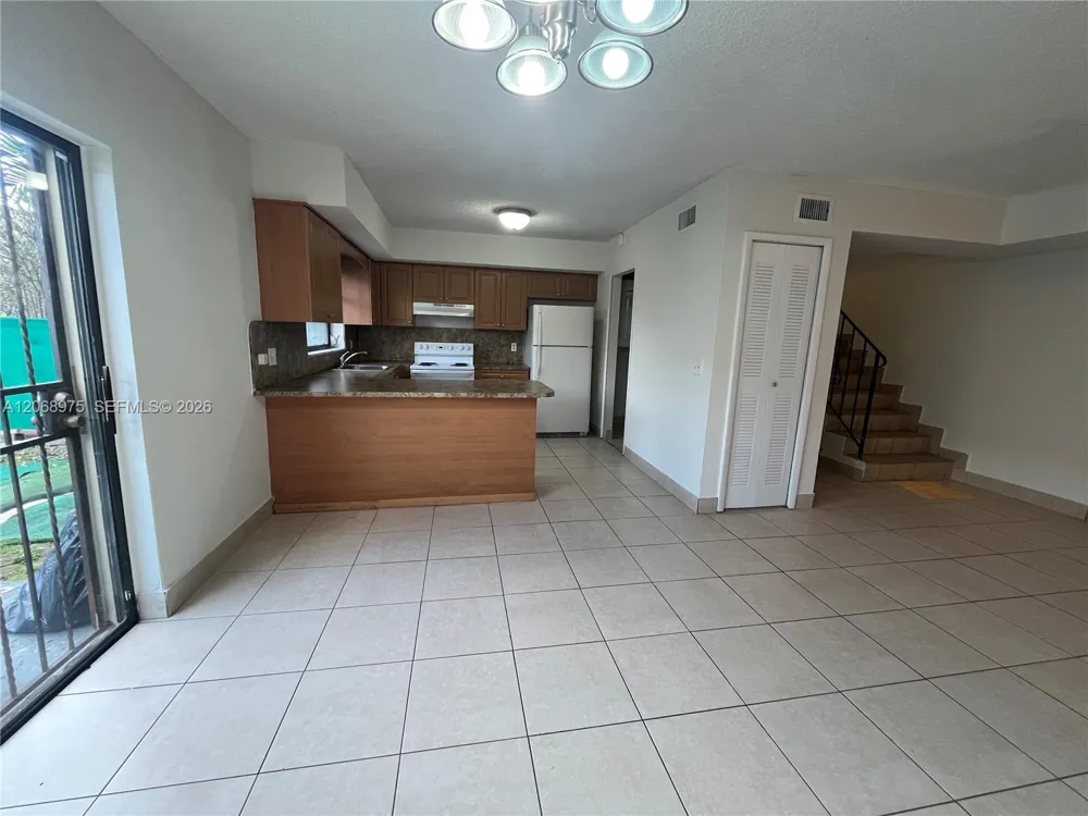 1095 W 37th St Hialeah, FL 33012