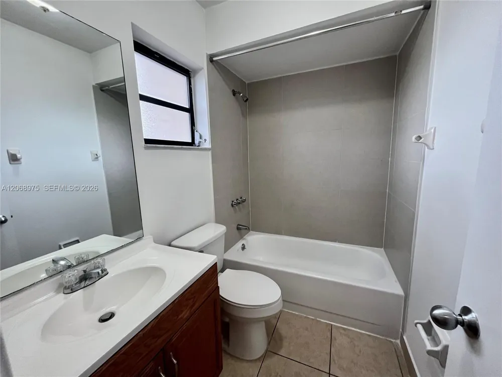 1095 W 37th St Hialeah, FL 33012