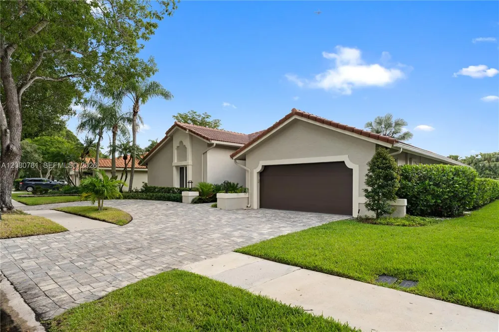 1900 Lakeshore Dr Weston, FL 33326