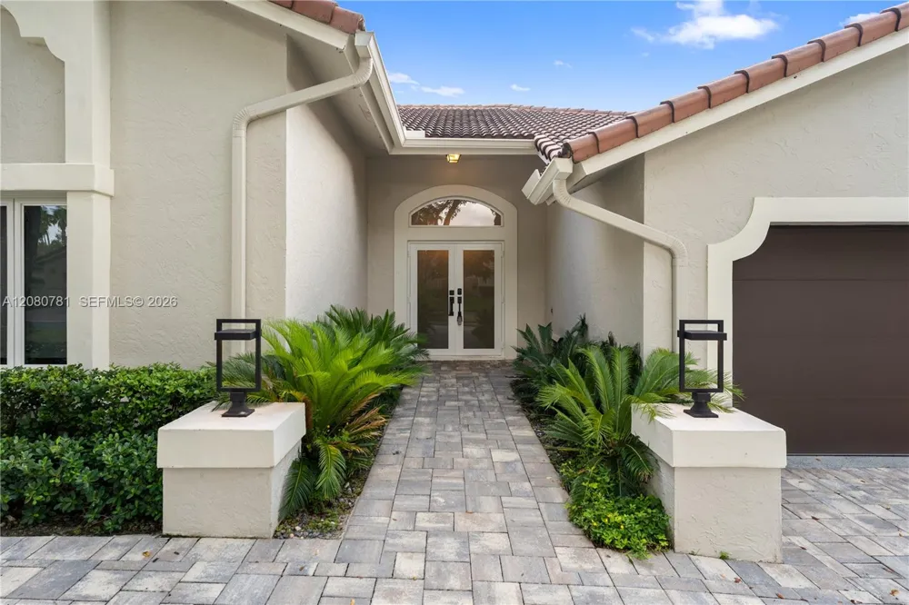 1900 Lakeshore Dr Weston, FL 33326