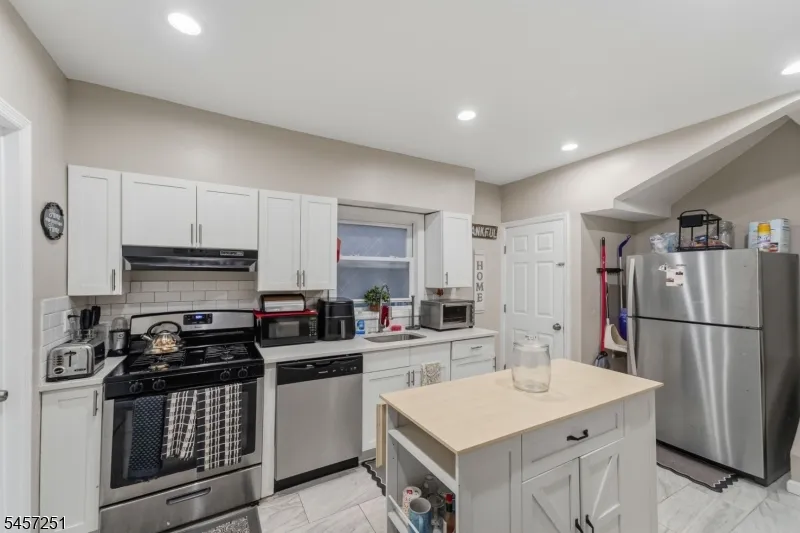 69 Oakland Ter Newark City, NJ 07106