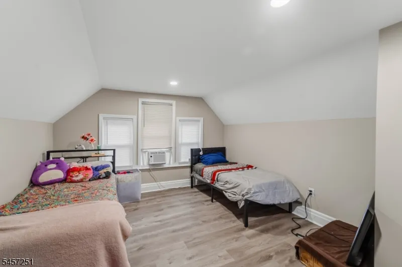 69 Oakland Ter Newark City, NJ 07106
