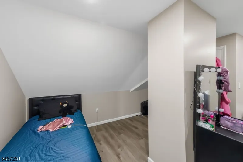 69 Oakland Ter Newark City, NJ 07106