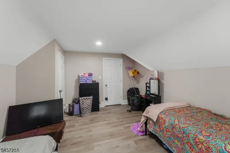 69 Oakland Ter Newark City, NJ 07106
