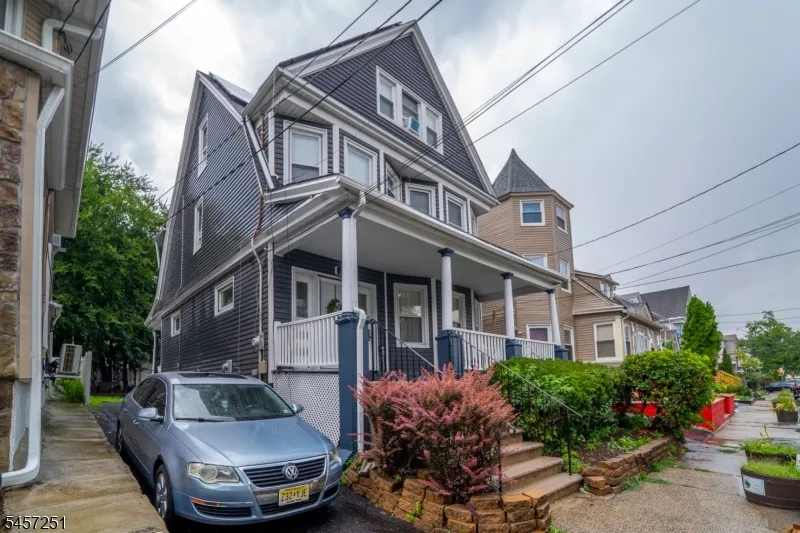 69 Oakland Ter Newark City, NJ 07106
