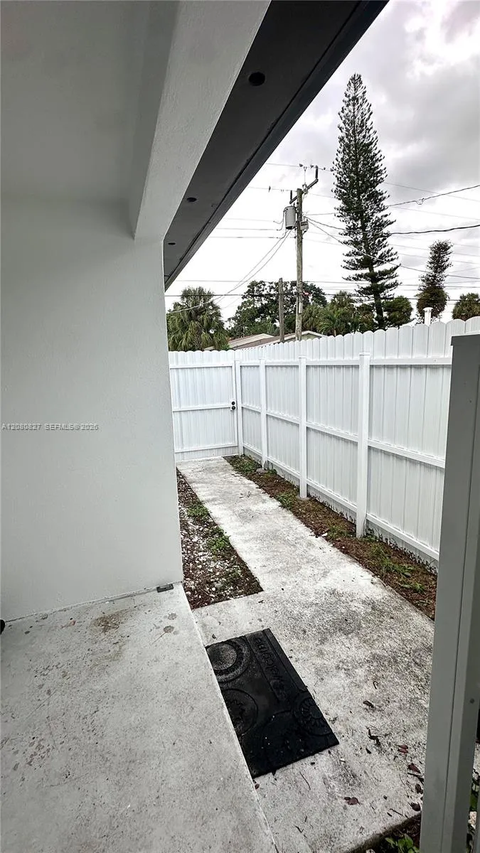 2415 Thomas st #B Hollywood, FL 33020