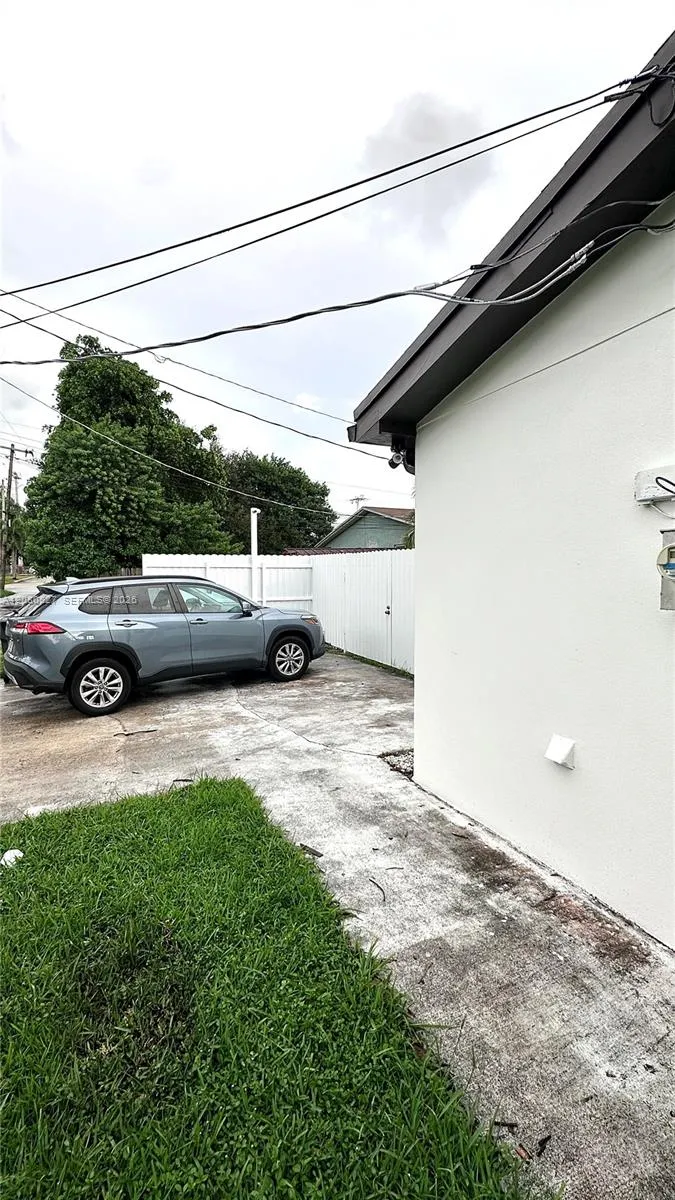 2415 Thomas st #B Hollywood, FL 33020