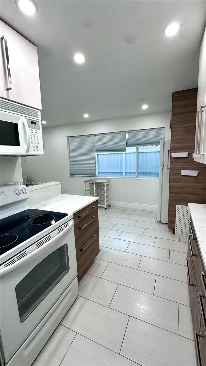 2415 Thomas st #B Hollywood, FL 33020