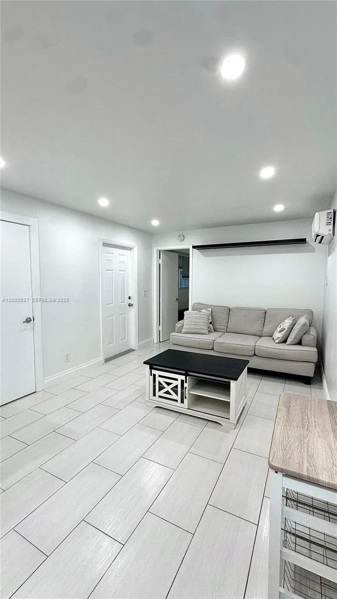 2415 Thomas st #B Hollywood, FL 33020