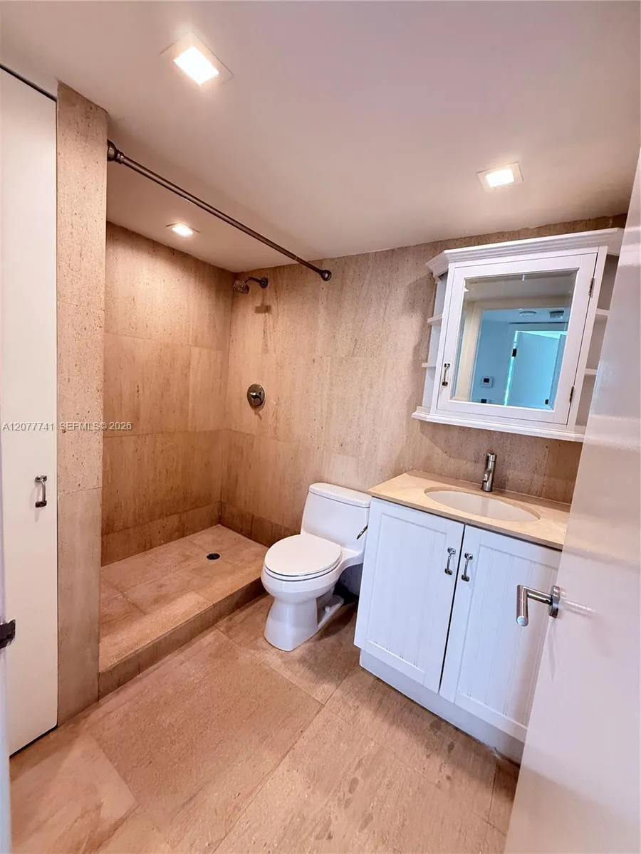 1450 Brickell Bay Dr #1015 Miami, FL 33131