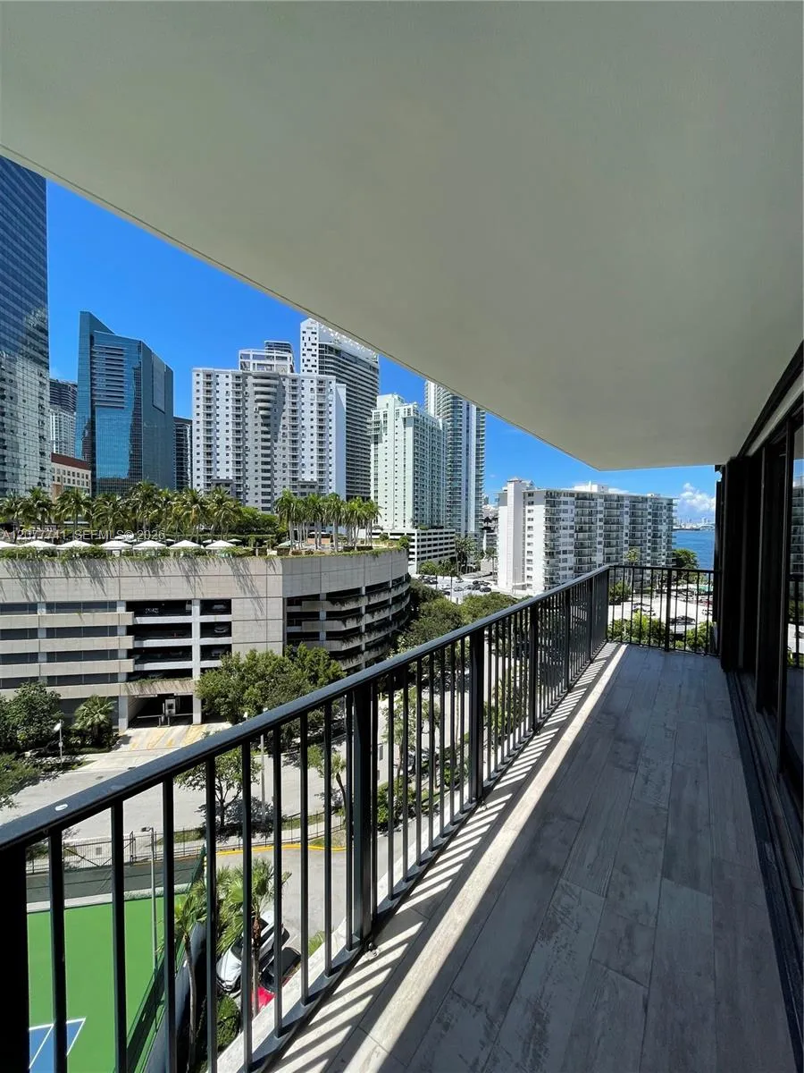 1450 Brickell Bay Dr #1015 Miami, FL 33131