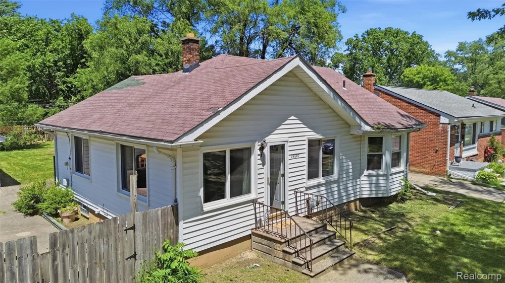 28640 Oakwood Street Inkster City, MI 48141