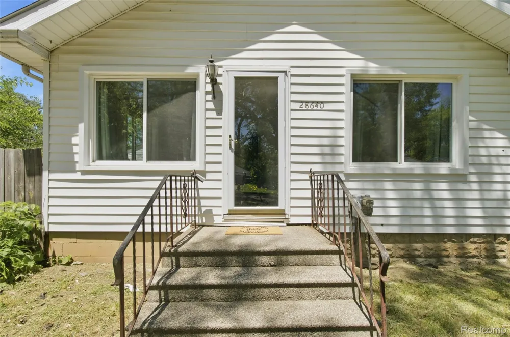 28640 Oakwood Street Inkster City, MI 48141