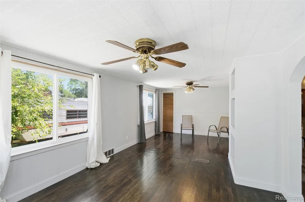 28640 Oakwood Street Inkster City, MI 48141
