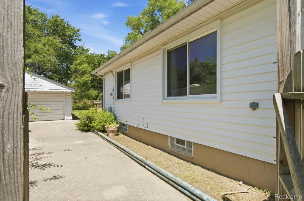 28640 Oakwood Street Inkster City, MI 48141