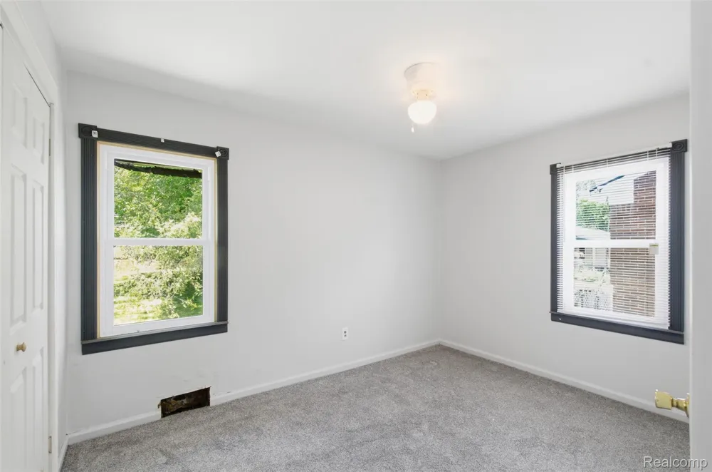 28640 Oakwood Street Inkster City, MI 48141