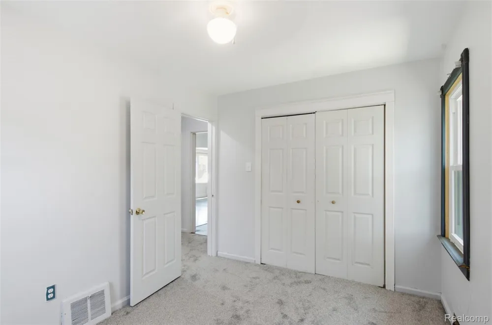 28640 Oakwood Street Inkster City, MI 48141