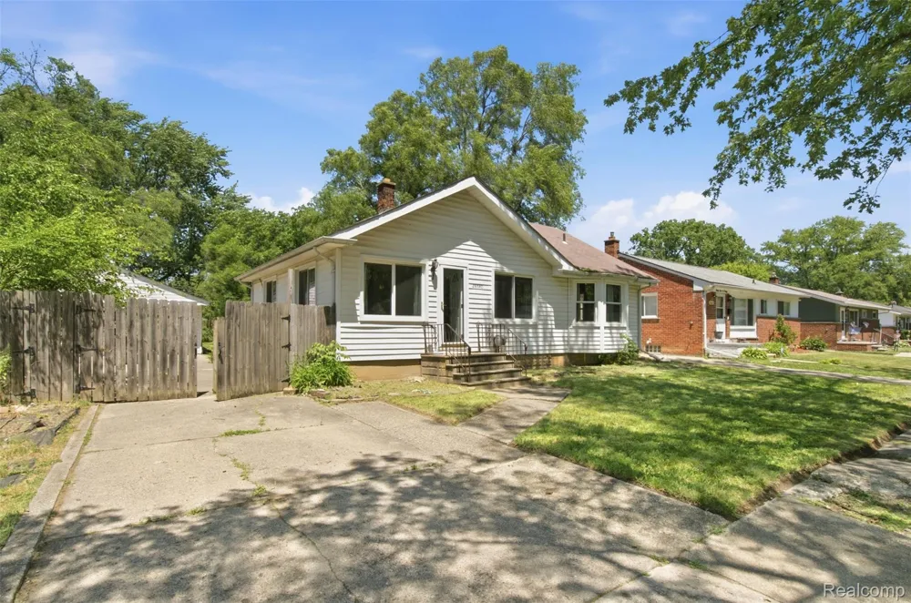 28640 Oakwood Street Inkster City, MI 48141