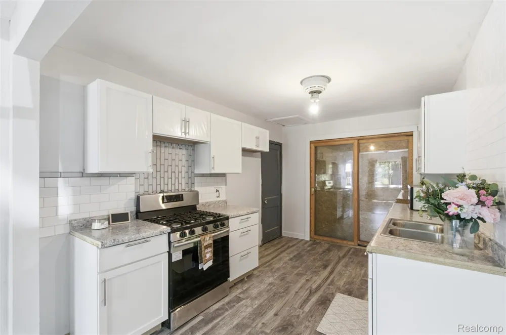 28640 Oakwood Street Inkster City, MI 48141