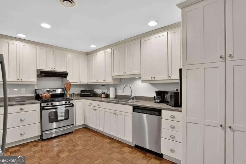 2734 Peachtree RD NW Atlanta, GA 30305