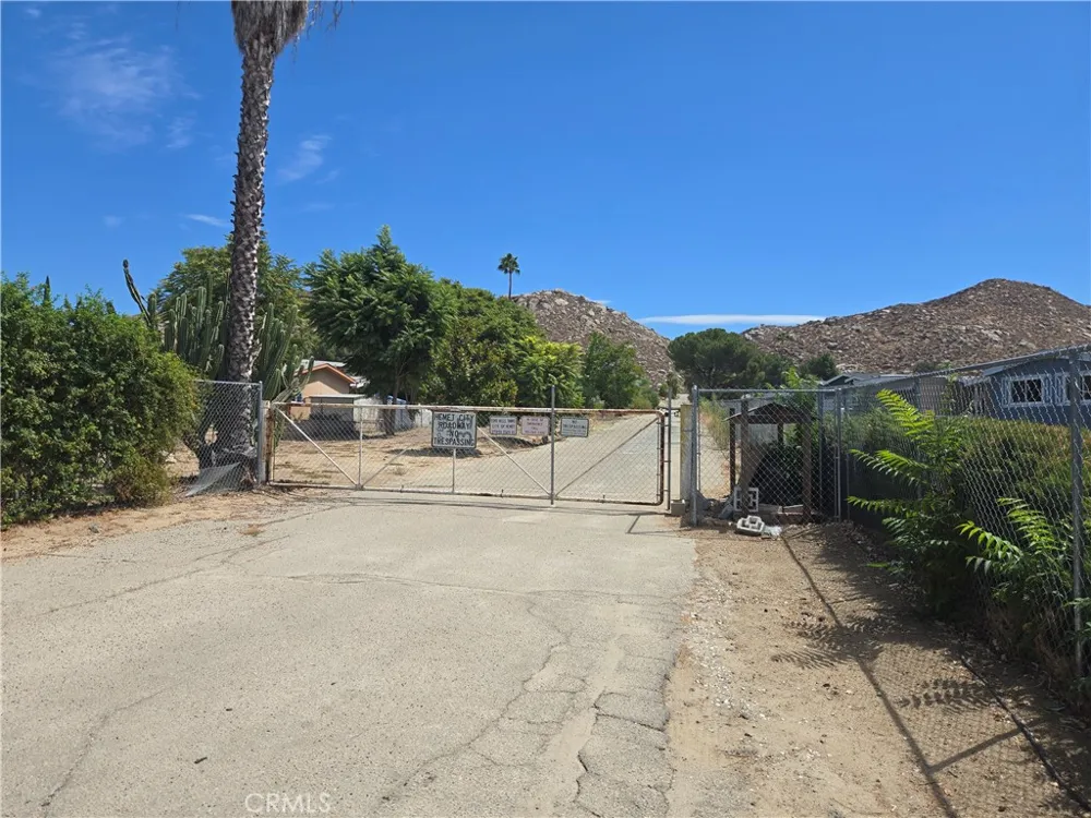 1690 S STATE Hemet, CA 92543
