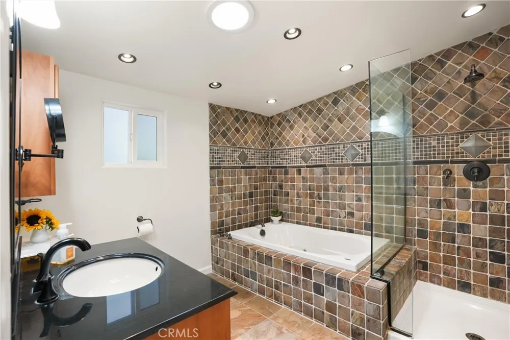 142 Liberty Newport Beach, CA 92660