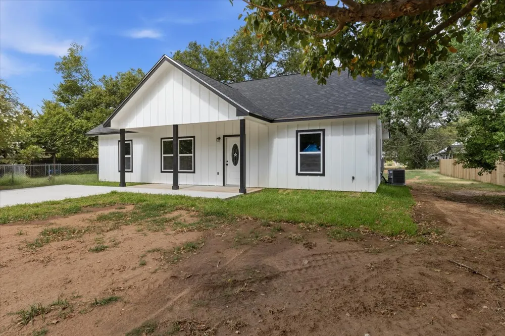 304 Lee Street Smithville, TX 78957
