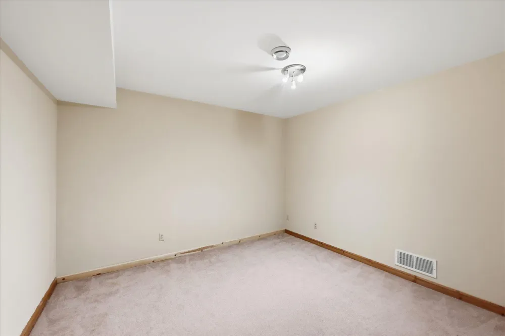 2084 Wallingford Circle Woodbury, MN 55125