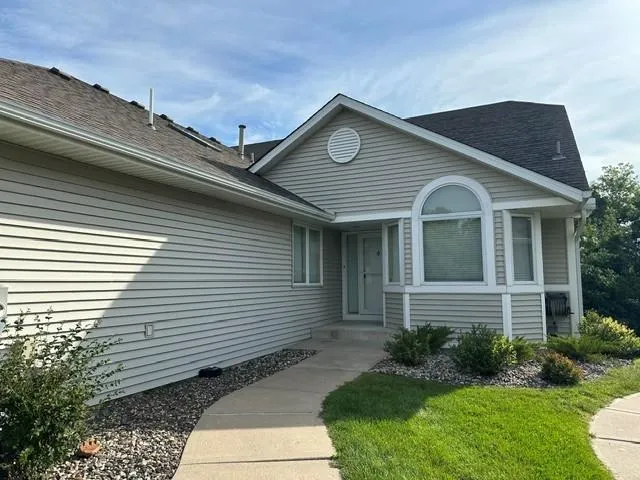 7043 Oak Pointe Curve Bloomington, MN 55438