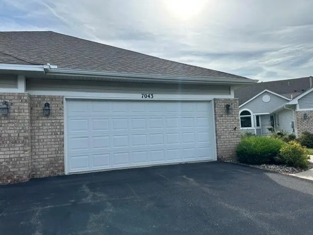 7043 Oak Pointe Curve Bloomington, MN 55438
