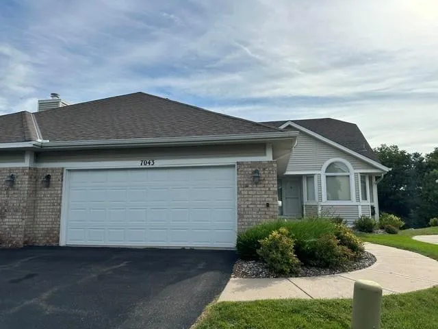 7043 Oak Pointe Curve Bloomington, MN 55438