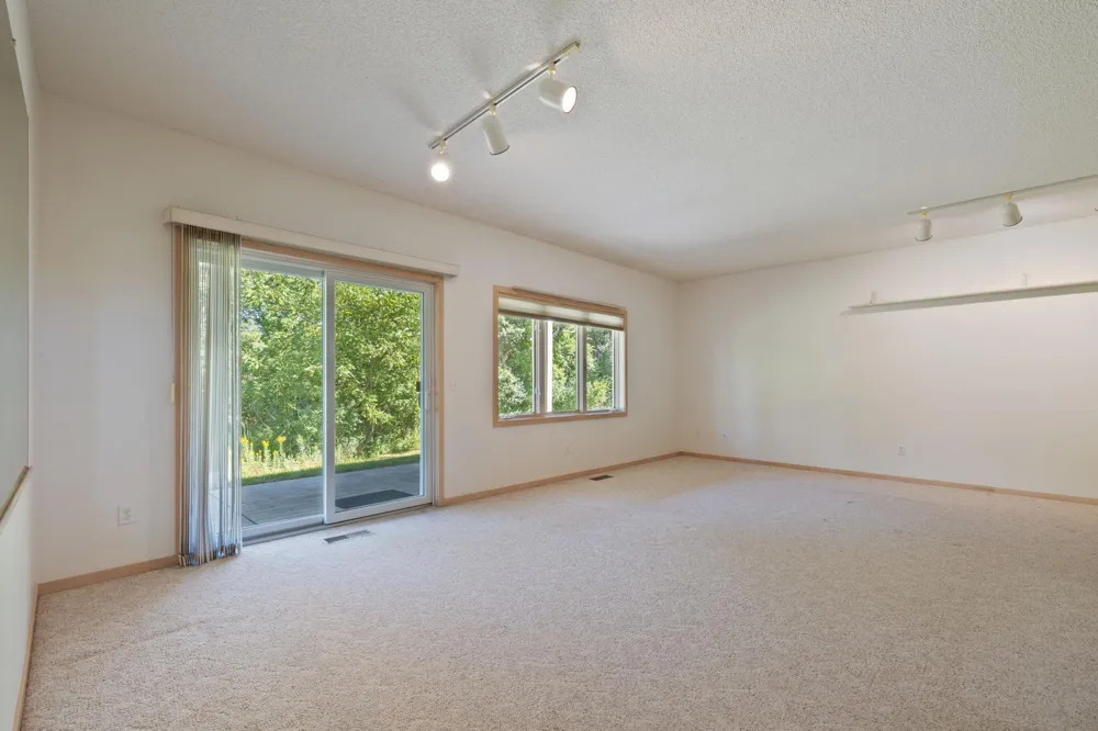 7043 Oak Pointe Curve Bloomington, MN 55438