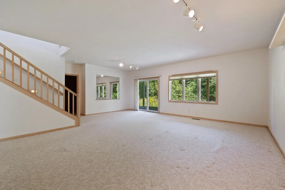 7043 Oak Pointe Curve Bloomington, MN 55438