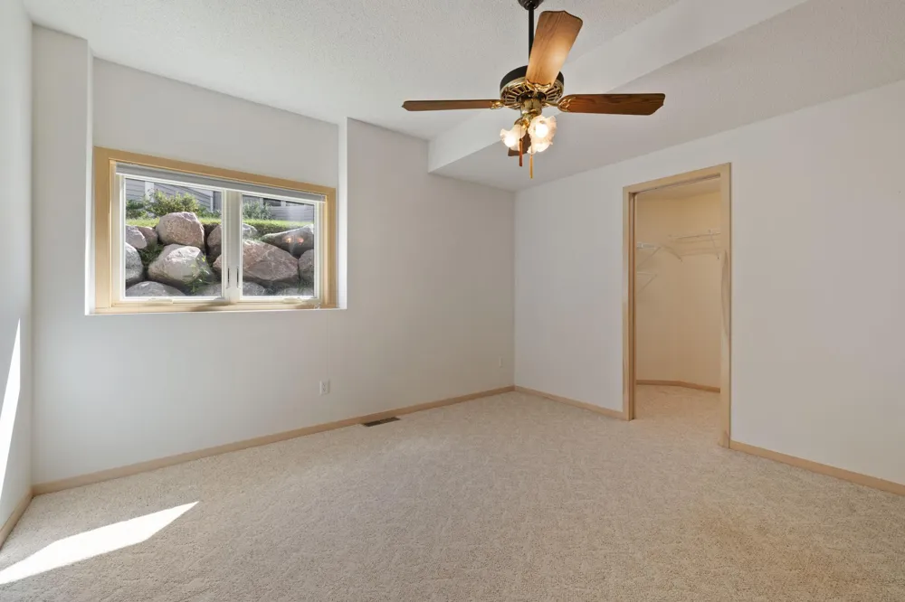 7043 Oak Pointe Curve Bloomington, MN 55438