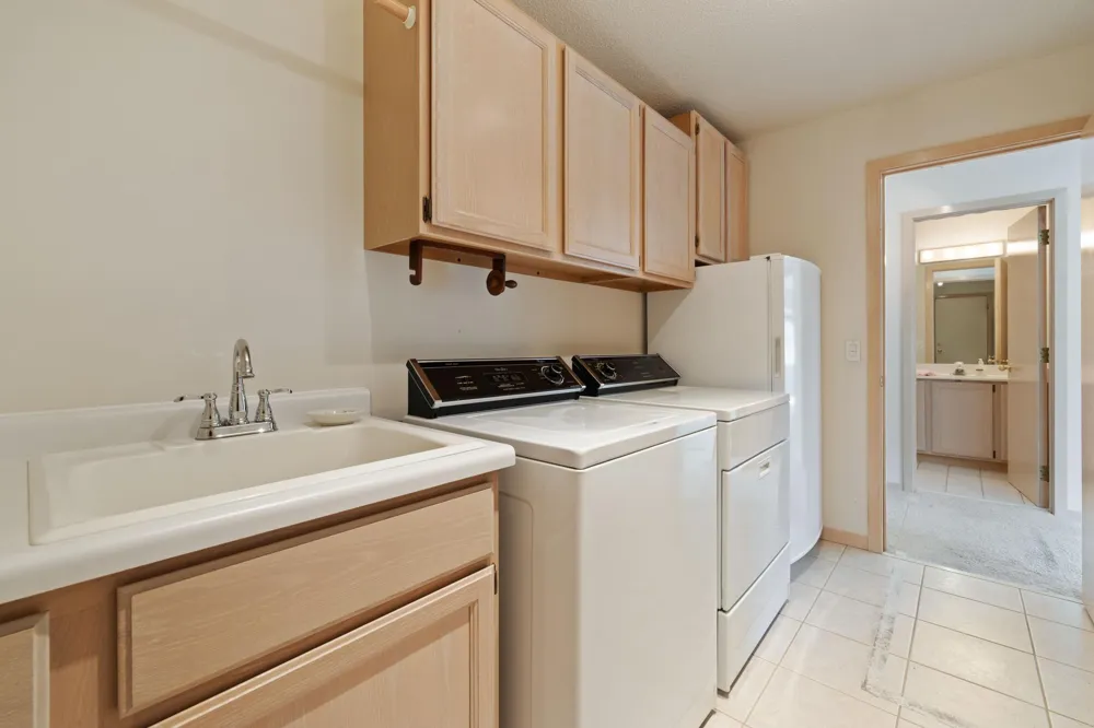 7043 Oak Pointe Curve Bloomington, MN 55438