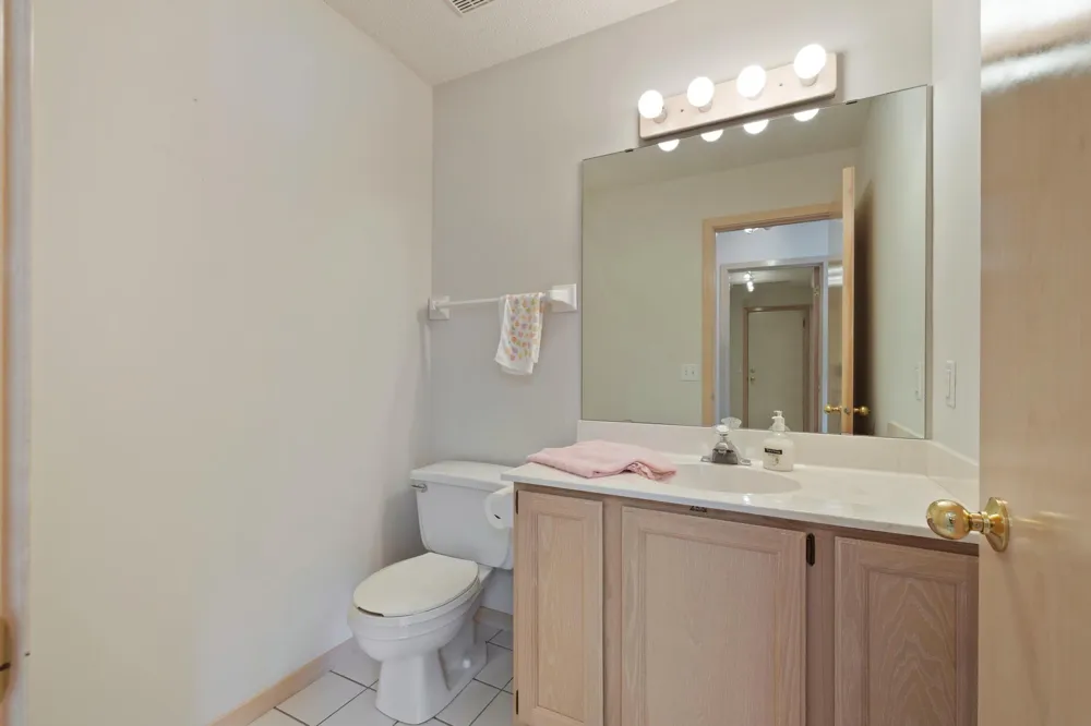 7043 Oak Pointe Curve Bloomington, MN 55438