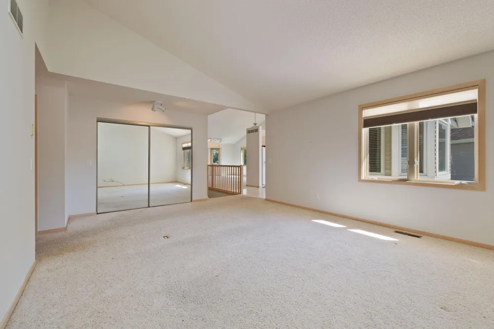 7043 Oak Pointe Curve Bloomington, MN 55438